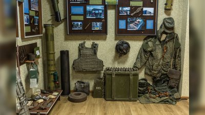 Артефакти російського вторгнення в Україну, включаючи снаряди та форму російського солдата, виставлені в музеї, створеному всередині школи № 15 у Чернігові Артефакти російського вторгнення в Україну, включаючи снаряди та форму російського солдата, виставлені в музеї, створеному всередині школи № 15 у Чернігові