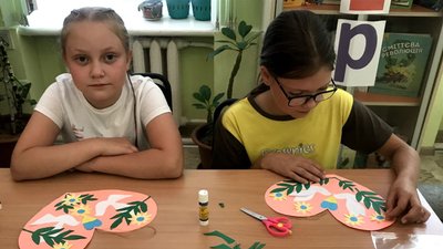 Символічне серце з голубами – в житомирському таборі книголюбів діти робили аплікації до Дня Української Державності Символічне серце з голубами – в житомирському таборі книголюбів діти робили аплікації до Дня Української Державності