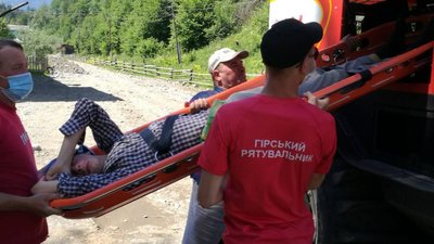 У горах на Верховинщині врятували туриста, якому стало погано У горах на Верховинщині врятували туриста, якому стало погано