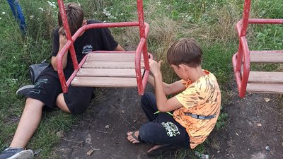 У Хмельницькому місцеві дітлахи ремонтують гойдалки У Хмельницькому місцеві дітлахи ремонтують гойдалки
