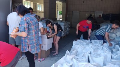 Гуманітарка з-за кордону: як у Полтаві сортують та роздають продуктові набори Гуманітарка з-за кордону: як у Полтаві сортують та роздають продуктові набори