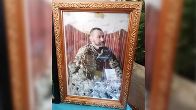 На Чернігівщині попрощалися із чотирма бійцями, які загинули на сході України На Чернігівщині попрощалися із чотирма бійцями, які загинули на сході України