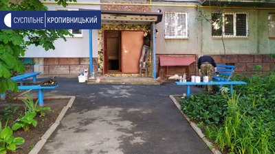 У Кропивницькому містяни своїми силами ремонтують козирки над входом у під’їзди У Кропивницькому містяни своїми силами ремонтують козирки над входом у під’їзди