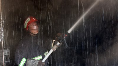 Існувала загроза поширення вогню на сусідні гаражі. Фото: ГУ ДСНС у Хмельницькій області Існувала загроза поширення вогню на сусідні гаражі. Фото: ГУ ДСНС у Хмельницькій області
