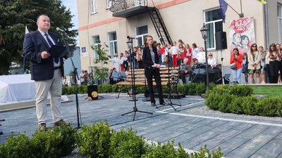 Голова громадського комітету побудови скверу Яцек Адріан Матусяк Голова громадського комітету побудови скверу Яцек Адріан Матусяк
