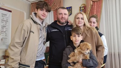 Начальник Хмельницької обласної військової адміністрації Сергій Гамалій з родиною. 8.07.2022 рік. Начальник Хмельницької обласної військової адміністрації Сергій Гамалій з родиною. 8.07.2022 рік.