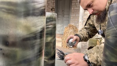 Боєць "Норд" розмальовує гільзи Боєць "Норд" розмальовує гільзи
