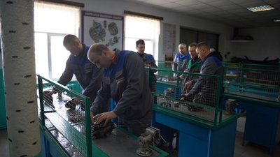 Переселенців, які переїхали на Вінниччину, безкоштовно навчають новим професіям Переселенців, які переїхали на Вінниччину, безкоштовно навчають новим професіям