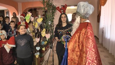 У Луцьку школярі влаштували свято для жителів геріатричного пансіонату У Луцьку школярі влаштували свято для жителів геріатричного пансіонату