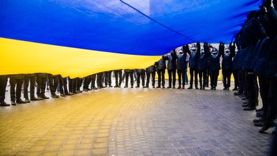 День єднання: у Дніпрі розгорнули величезний жовто-синій стяг та підняли на флагштоки 14 прапорів День єднання: у Дніпрі розгорнули величезний жовто-синій стяг та підняли на флагштоки 14 прапорів