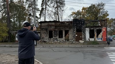 Сергій фотографує згорілий будинок Сергій фотографує згорілий будинок