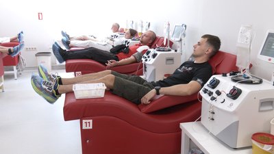 "Ми збираємо для студента, що воює, ми його добре знаємо": у Дніпрі здають плазму крові, аби допомогти ЗСУ