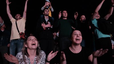 Спільний перегляд та підйом на гору. Як вболівали за збірну в Чернівцях