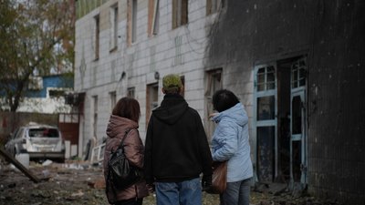 Яблука, уламок у серці, зникле погруддя Макаренка та кожен четвертий будинок пошкоджено: фото жовтня від Суспільного
