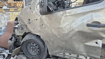 Пошкоджене авто внаслідок атаки на Суми 28 серпня