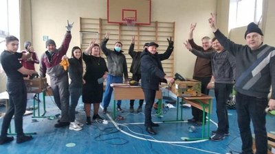 Дніпропетровщина: у гімназії міста Кам'янського налагодили випуск наколінників для бійців