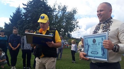 У Черкасах приготували найбільший в Україні яблучний пиріг У Черкасах приготували найбільший в Україні яблучний пиріг