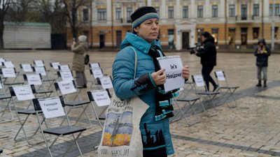 "Порожні стільці": у Києві організували акцію на підтримку українців, які зникли безвісти або перебувають у полоні