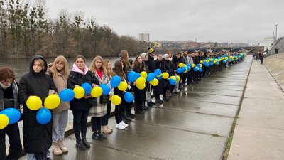 Живий “Ланцюг Незламних” створили у Вінниці до Дня Соборності