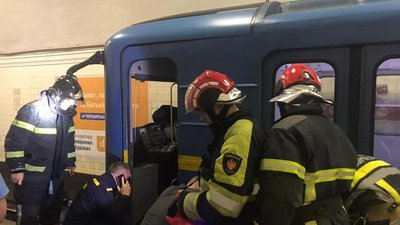 Метро в Києві відновило роботу після падіння пасажира на колії Метро в Києві відновило роботу після падіння пасажира на колії