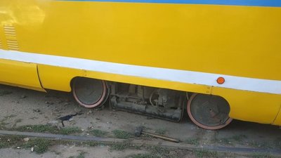 У Миколаєві трамвай зійшов з рейок та стикнувся з кіоском У Миколаєві трамвай зійшов з рейок та стикнувся з кіоском
