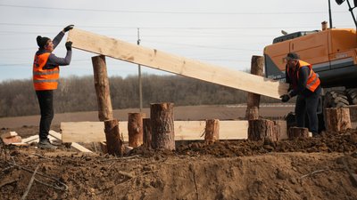 “Гроші є, техніка є, не вистачає трішки часу”. Як триває будівництво фортифікацій на Сумщині