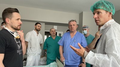 "Хочу побачити, як вам допомогти". Спеціаліст з протезування з Данії відвідав львівську лікарню