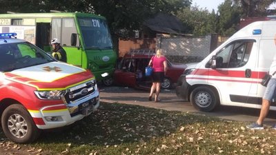 У Харкові легковик врізався в маршрутку: одна людина травмована У Харкові легковик врізався в маршрутку: одна людина травмована