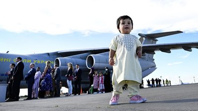 У Києві приземлилися три літаки з Афганістану з сотнями евакуйованих У Києві приземлилися три літаки з Афганістану з сотнями евакуйованих