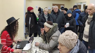 Ваучери на ліки роздали переселенцям у Тернополі Ваучери на ліки роздали переселенцям у Тернополі