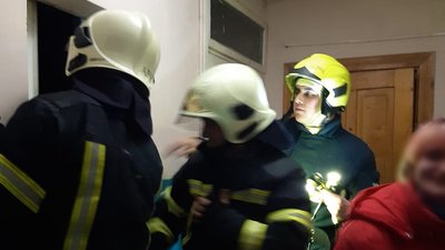 В Івано-Франківську двоє дорослих з дитиною застрягли в ліфті — звільняли рятувальники В Івано-Франківську двоє дорослих з дитиною застрягли в ліфті — звільняли рятувальники