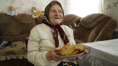 95-річна Анна Перепелиця з початку повномасштабного вторгнення готує для бійців