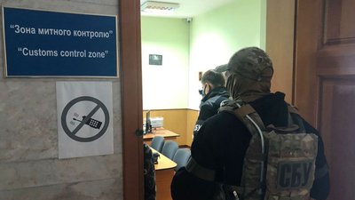 "Занижував вік авто": митника з Рівненщини судитимуть за те, що завдав збитків державі