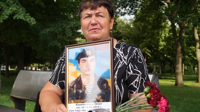 Помолилися та згадали поіменно. У Дніпрі вшанували пам’ять бійців, які загинули у літаку Іл-76 вісім років тому Помолилися та згадали поіменно. У Дніпрі вшанували пам’ять бійців, які загинули у літаку Іл-76 вісім років тому