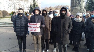 Ліцеїсти Житомирського обласного ліцею знову вийшли на протест Ліцеїсти Житомирського обласного ліцею знову вийшли на протест