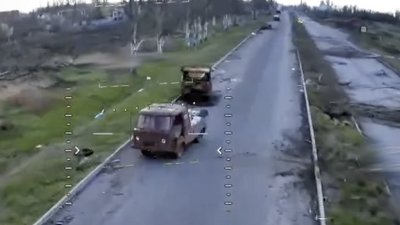Український БпЛА атакує російську автівку біля Покровська