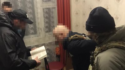 "Передавав бойовикам секретні дані". ДБР затримало столичного податківця