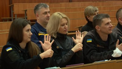 Щоб допомогти у надзвичайній ситуації: у Черкасах курсантів навчають жестової мови