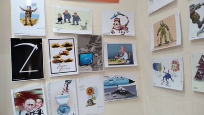 Руський кораблик, суїцид Путіна та двоглава курка: у Миколаєві презентували виставку карикатур Руський кораблик, суїцид Путіна та двоглава курка: у Миколаєві презентували виставку карикатур