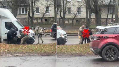 Поліцейський з чоловіками у камуфляжній формі затримують чоловіка