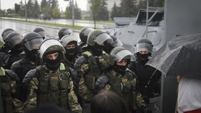 Мінськ: розпочалися масові затримання, невідомі кийками б'ють людей