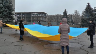 У Полтаві розгорнули 10-метровий стяг У Полтаві розгорнули 10-метровий стяг