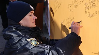 Маніфест проти домашнього насильства: херсонці написали меседжі тим, хто став жертвою Маніфест проти домашнього насильства: херсонці написали меседжі тим, хто став жертвою