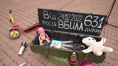 Молебень і дзвіночки як символ дитячих голосів. У Кропивницькому вшанували пам'ять дітей, загиблих через війну з Росією