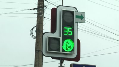Світлофор дозволяє рух прямо і направо