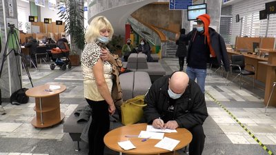 Перед щепленням люди заповнюють необхідну інформацію про стан здоров'я Перед щепленням люди заповнюють необхідну інформацію про стан здоров'я