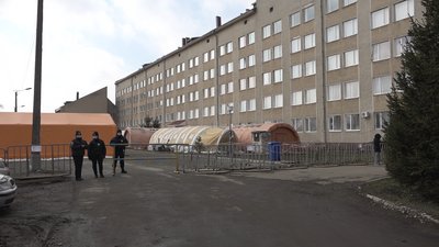 Задіяли два секційні модулі. На Прикарпатті у мобільному госпіталі лікують вісім пацієнтів Задіяли два секційні модулі. На Прикарпатті у мобільному госпіталі лікують вісім пацієнтів