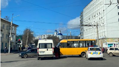 Аварія в Сумах: маршрутка зіштовхнулася з автомобілем швидкої допомоги Аварія в Сумах: маршрутка зіштовхнулася з автомобілем швидкої допомоги