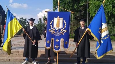 Після обстрілів ЧНУ імені Петра Могили вціліла символіка університету