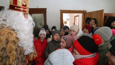 На Франківщині у лісовій хатинці святий Миколай приймає дітей На Франківщині у лісовій хатинці святий Миколай приймає дітей